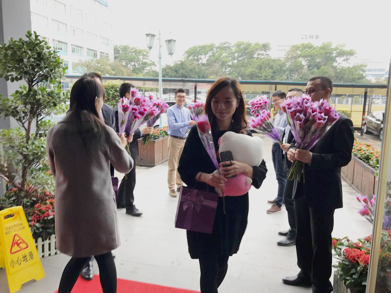 我谨代表尊龙凯时人生就是搏科技公司送上最诚挚的祝福，祝愿你拥有玫瑰人生！(1).jpg