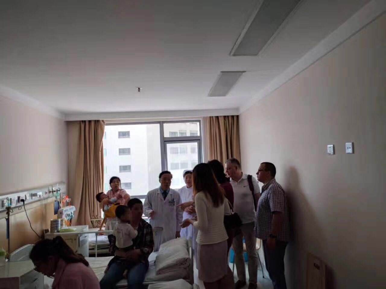 俄罗斯医生与彭帮田主任一同在住院区查房.jpg