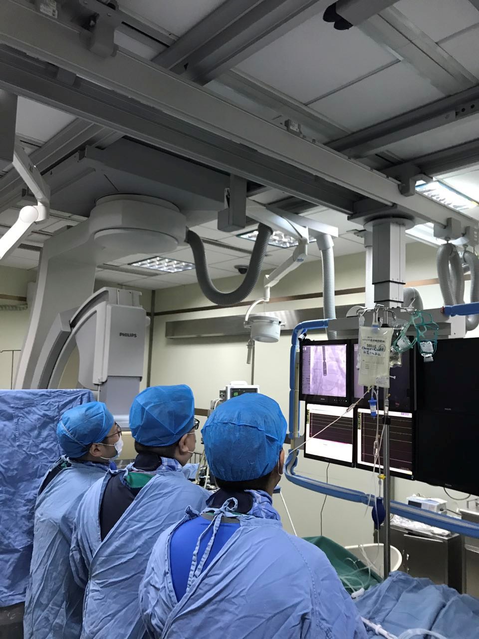 黄鹤主任和林逸贤医生在讨论手术细节.jpg 黄鹤主任和林逸贤医生在讨论手术细节.jpg